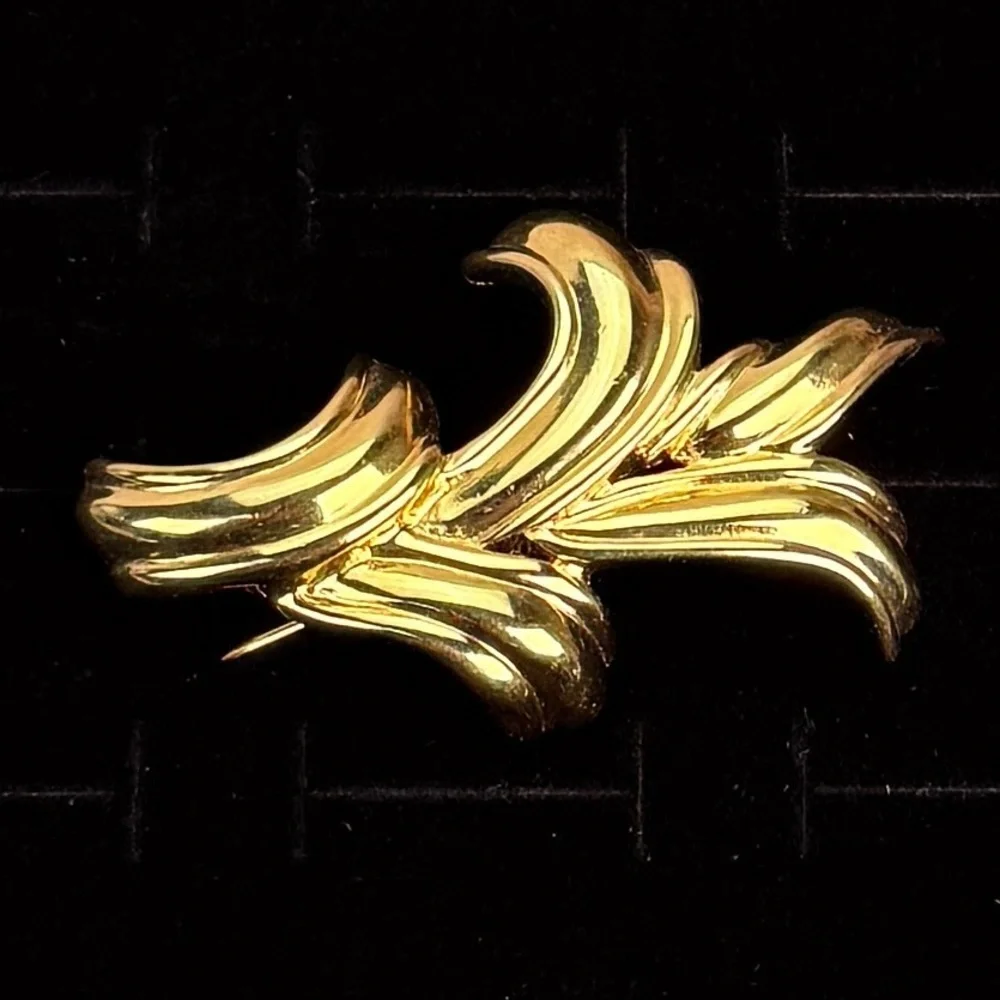 Vintage goldtone weighted, Monet, large brooch pin